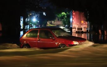 Vehículo en medio de la inundación en Guadalajara / Protección Civil