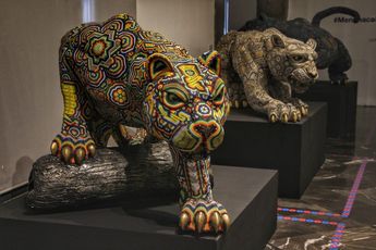 Escultura de jaguar hecha con chaquira / Melanie Torres