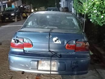 El vehículo de la mamá fue afectado por el hijo al salir furioso de la casa. | Israel Santacruz