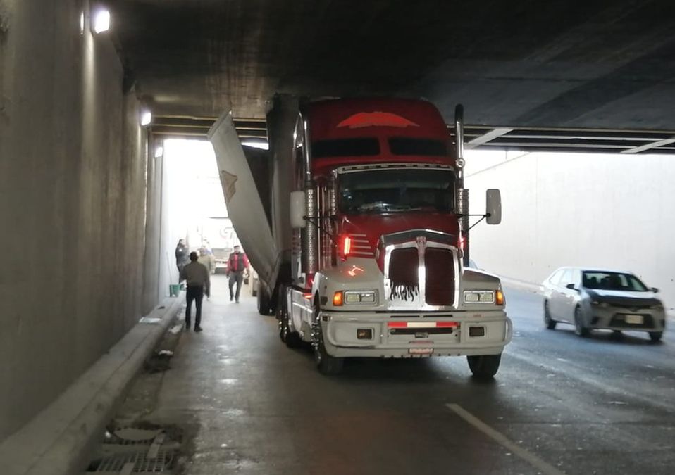 Tráiler atorado en Barragán. / Miranda Arias
