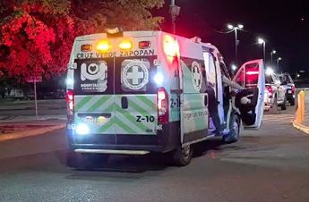 Paramédicos de Zapopan arribaron para atender al guardia lesionado. | Javier León