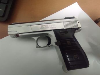 El arma de fuego con la que la mujer agredió a su pareja. | Cortesía