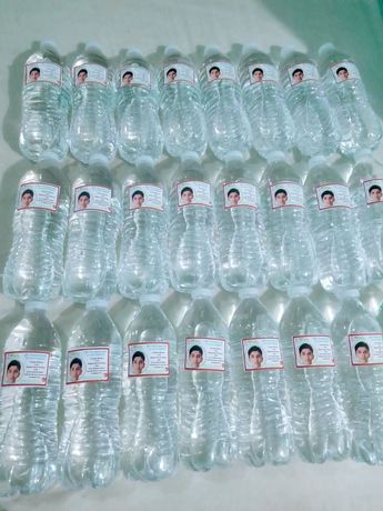 Las botellas tiene fotos de desaparecidos. | Especial