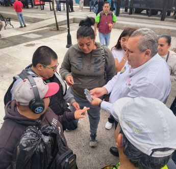 El director general de la Agencia de Movilidad repartió tarjetas en varios puntos de la ciudad | Cortesía Agencia de Movilidad del estado de Querétaro