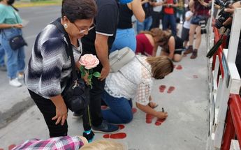 Familiares piden respeto a memorial afuera de Casino Royale / Alexandra Amao