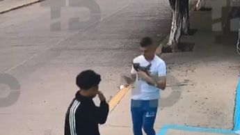 El joven fue captado acariciando al gato y posteriormente, llevándoselo | Especial