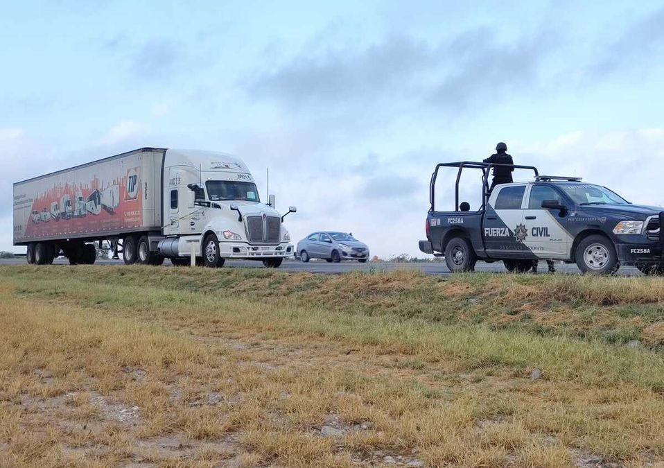 El conductor de la unidad pesada pudo escapar de los delincuentes que pretendían asaltarlo. | Agustín Martínez