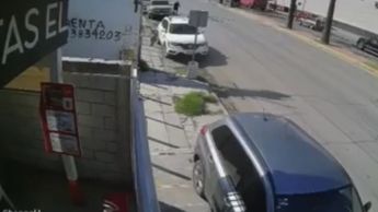 VIDEO | Adulto mayor es gravemente arrollado por motociclista en la calzada Saltillo 400 de Torreón