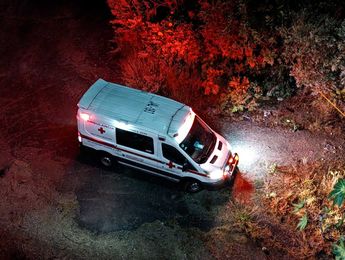 Ambulancia de la Cruz Roja que arribó para examinar y confirmar el fallecimiento de la mujer | Telediario