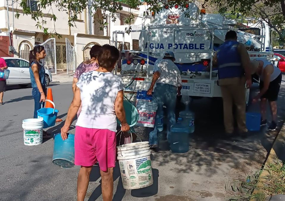 Piperos realizan labor titánica para abastecer de agua ante crisis en Monterrey / Erik Solheim Rocha