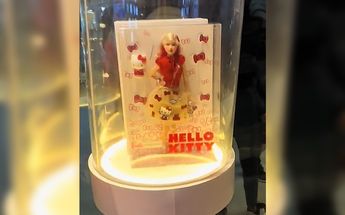 Muñeca Barbie de 3 mil pesos en Hello Kitty Burgerland | Especial
