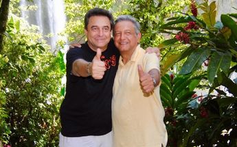 AMLO y su hermano Pío. | @piochiapas