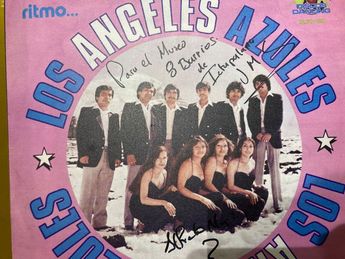 Disco firmado de Los Ángeles Azules en la exhibición del Museo de las Culturas Pasión por Iztapalapa. | Carlos Ortega