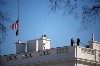 Izan bandera de Estados Unidos a su máxima altura durante el día de la Investidura de Donald Trump | AFP