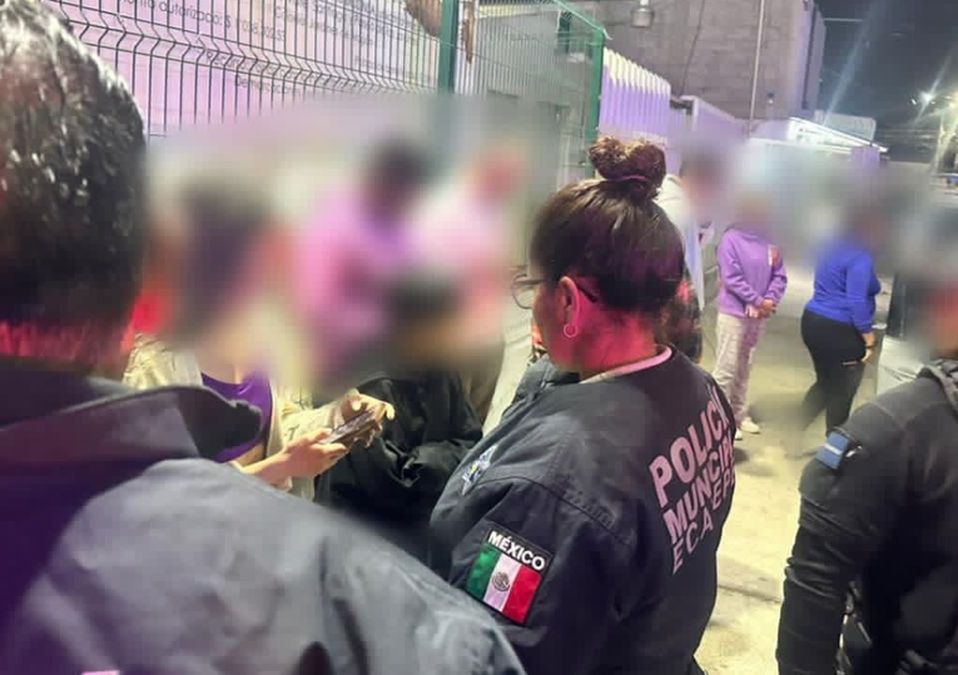 Niño fue encontrado por policías tras el reporte de sus padres sobre una "llamada cruzada" en Ecatepec. | Especial