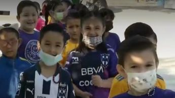 Niños regios van a la escuela con sus playeras de Tigres y Rayados