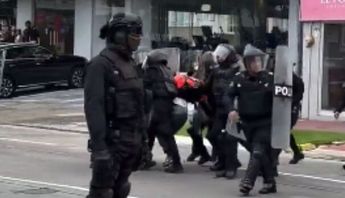 De acuerdo con la versión del Repartidor se encotraba trabajando cuando fue detenido por los policias | Redes sociales