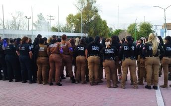 Un nutrido grupo de elementos de Seguridad Municipal y Estatal reunido a las afueras del parque Fundadores
