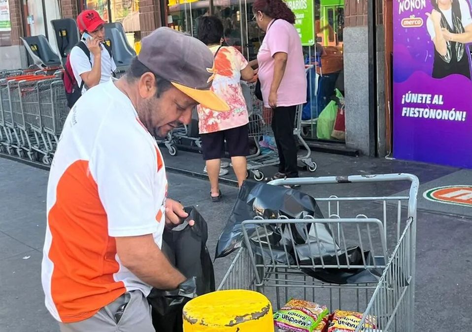 Regios 'sufren' por alza en costo de canasta básica: "Ya no buscamos marcas", dicen