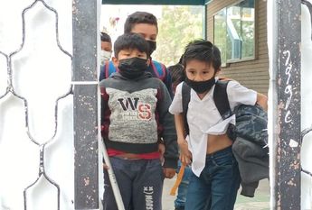 Alumnos usando cubrebocas en Nuevo León | Fabricio Gallegos