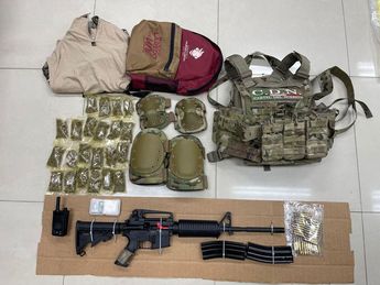 A los detenidos les fue asegurado un arsenal completo y envoltorios con droga. | Cortesía