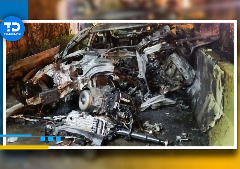 Tras el siniestro, el auto quedó completamente destrozado y calcinado | TelediarioMx