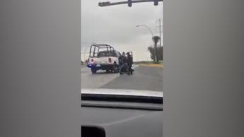 Captan a policías de Guadalupe sometiendo a joven motociclista; denuncian abuso de autoridad