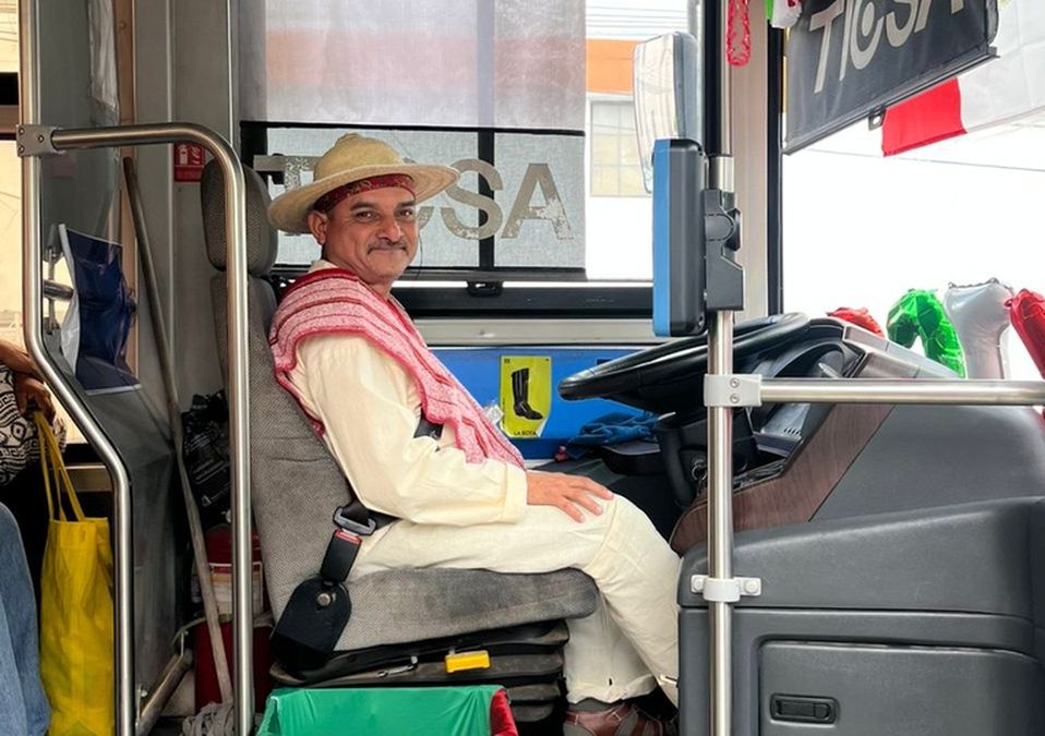 Édgar decora su camión para Halloween, Navidad y otras festividades para sorprender a sus pasajeros.| Susana Paredes