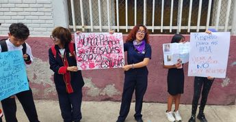 Entre las pancartas se leyeron consignas emitidas tanto de estudiantes como de padres y padres de familia / Jesús Zavala