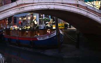 Venecia siempre se ha caracterizado por sus canales llenos de góndolas / AFP