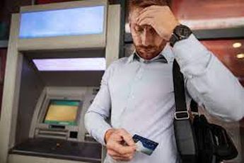 Lo primero que tienes que hacer si un cajero automático presenta fallas es reportarlo con la institución bancaria.