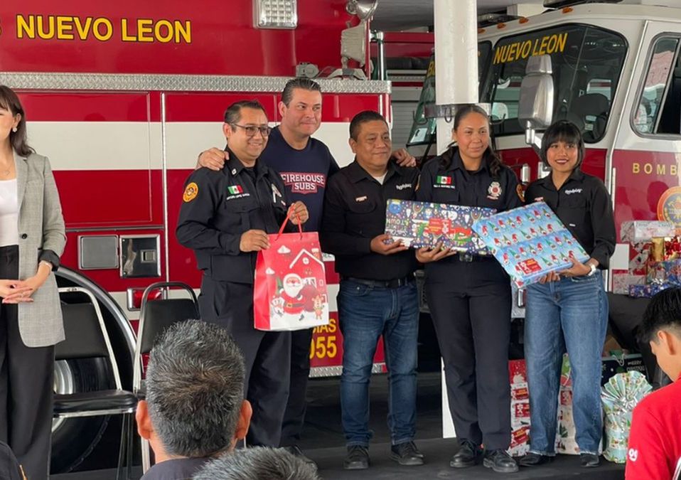 Con una donación de 100 juguetes, Firehouse Subs inició en Nuevo León una alianza para apoyar a los bomberos.| Especial