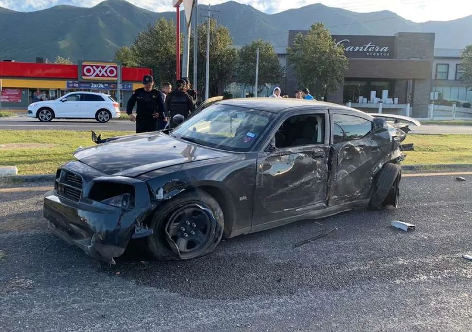 Automovilista pierde el control y choca contra camioneta en la Carretera Nacional