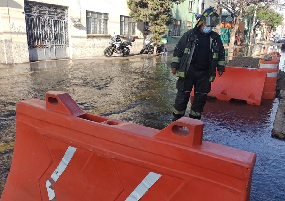 Fuga de agua en la colonia Tepeyac de la alcaldía Gustavo a. Madero. / Ramón ramírez.