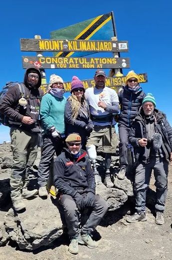 Grupo de Andy Reid en la cima del monte Kilimanjaro. | Cortesía