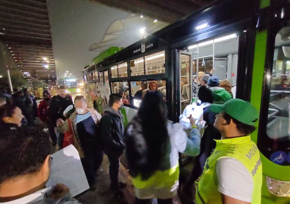 Alrededor de las 6:30 horas, las inmediaciones del Metro Sendero empezaron a ver la afluencia de usuarios del transporte público. | Agustín Martínez
