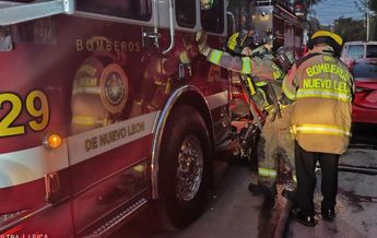 Bomberos Nuevo León atendió el siniestro en la colonia Valle del Topo Chico. | Francisco Zúñiga Esquivel