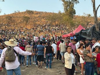 Miles de fieles abarrotaron el monte de San Martín de las Flores. | Telediario Especial