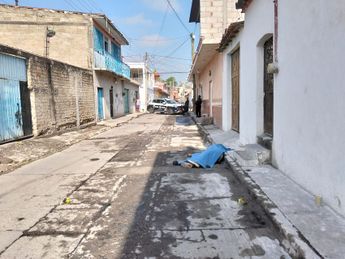 Una de las víctimas quedó tendida en plena vía pública tras sostener una presunta riña / Especial