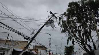 Poste afectado en Playa de Hornos / Juan Carlos Munguía