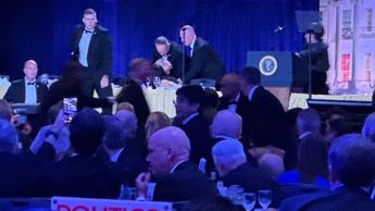 El desalojo se produjo tras una amenaza de seguridad no especificada en el salón de banquetes subterráneo del hotel Washington Hilton. | AP