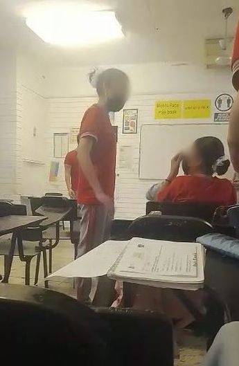 Una alumna agrede verbal y físicamente a otra que se encontraba sentada. | Cortesía