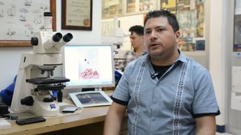 César Ballesteros señaló cómo los hongos sobreviven en la naturaleza. | Foto: Francisco Guasco / EFE