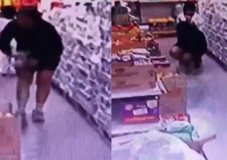 Mujer hace sus necesidades a mitad de un pasillo de una tienda en la Gustavo A. Madero. / Carlos Jiménez