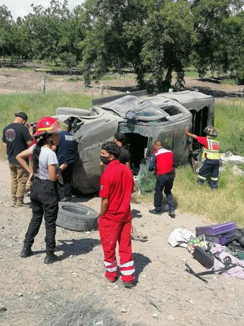 El percance sobrevino cuando el conductor perdió el control al tomar una curva peligrosa, saliéndose del camino y quedando sobre su costado izquierdo.