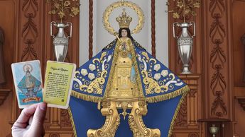 Fieles y comerciantes acompañan a la Generala en su recorrido, ofreciendo estampas, pulseras y rosarios | Foto Ilustrativa hecha con Gemini IA