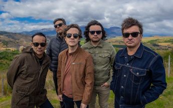 Los Bunkers: baterista de la banda se cae en show en Chile