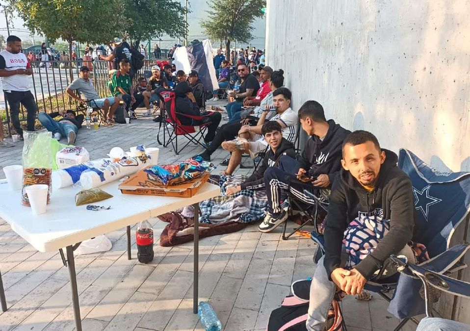 Decenas de aficionados rayados realizan largas filas para comprar boletos de clásico regio. | Erik Rocha