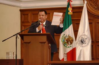 Ricardo Paredes con un ejemplar de la revista "Metapolítica" ante el Consejo Universitario / Melanie Torres
