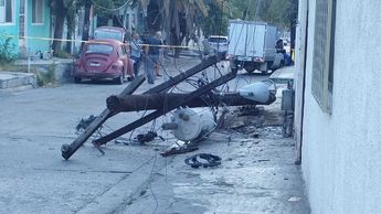 El accidente no dejó personas lesionadas, pero sí provocó que el poste quedara completamente dañado. | Agustín Martínez
